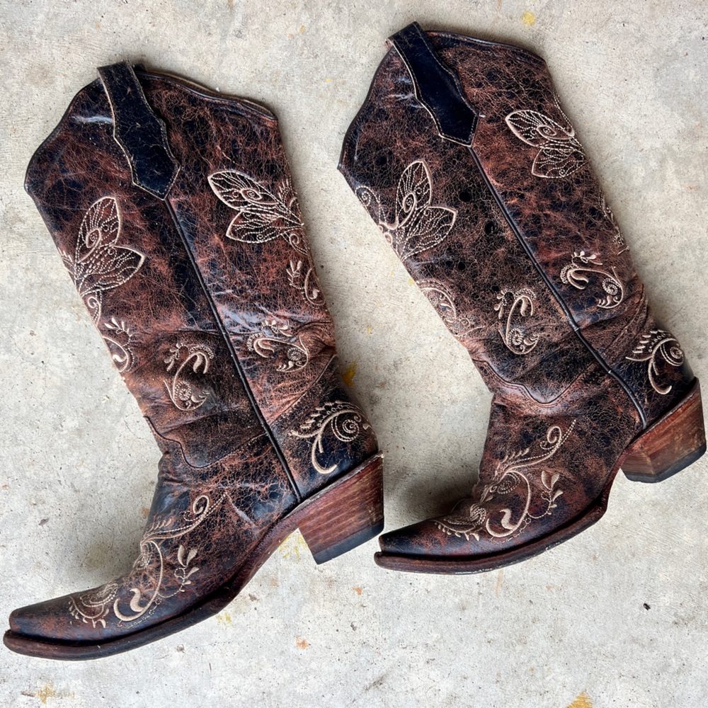 Circle G by Corral Women's Distressed Embroidered Snip Toe Cowboy Boots